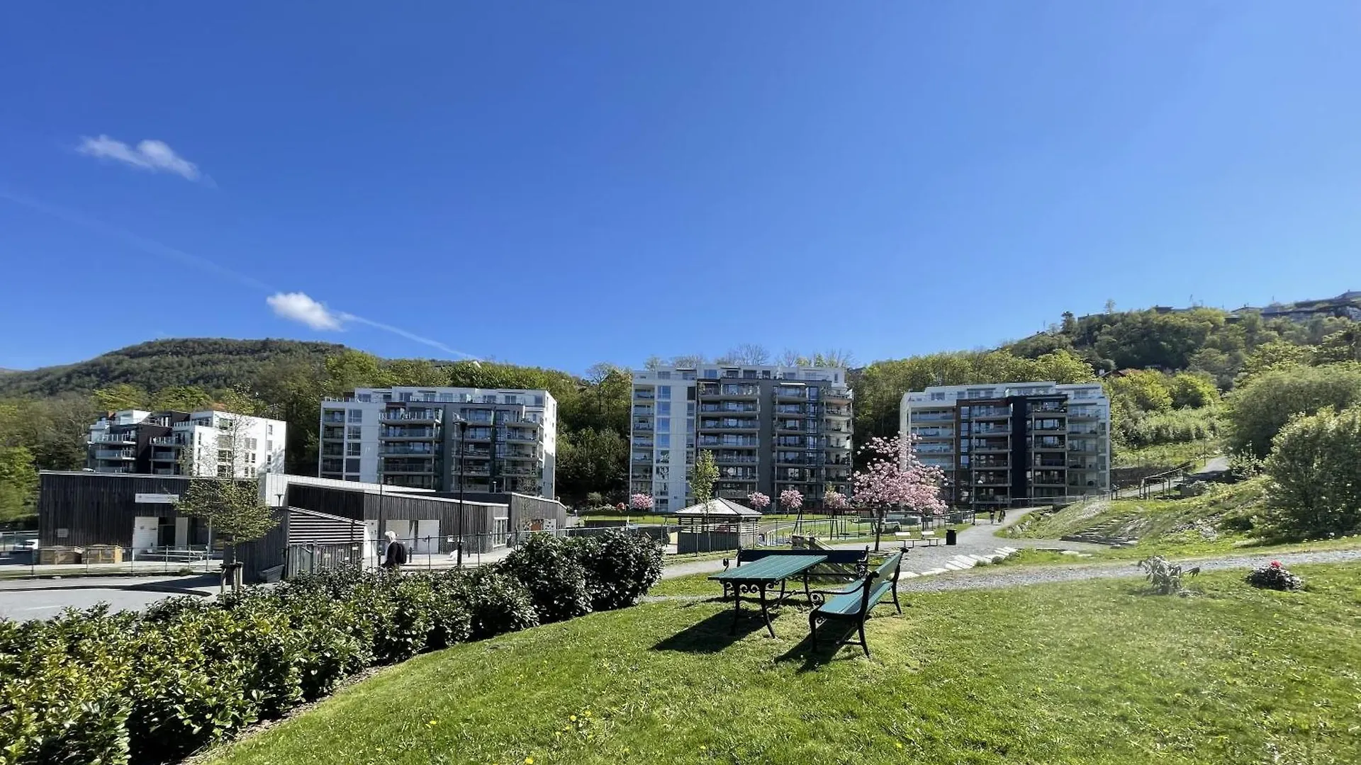 3 Sleeping Rooms For 82M2 Which Direct Traffic To Airport And City Center Bergen Norwegen