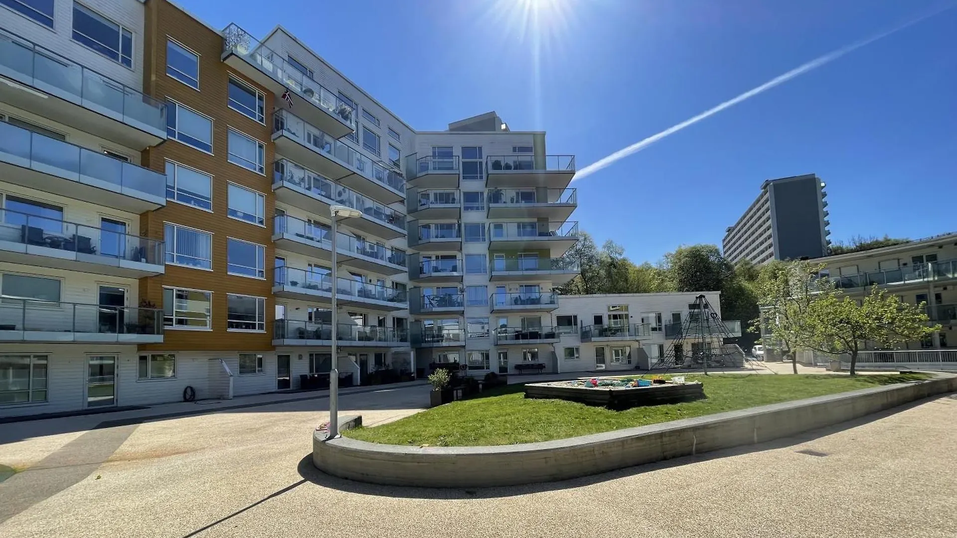 3 Sleeping Rooms For 82M2 Which Direct Traffic To Airport And City Center Bergen